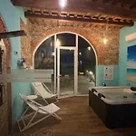 Ugo Luxury بيت ضيافة 3*